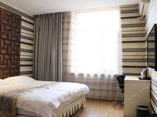 豪华商务大床房