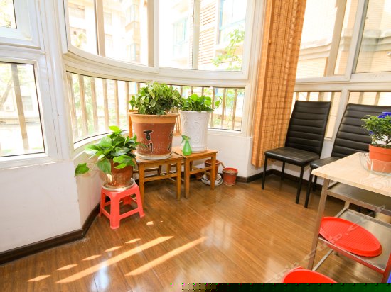 阳台阔景女生8人房(床位)