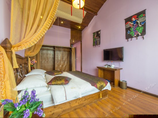 豪华蜜月大床房