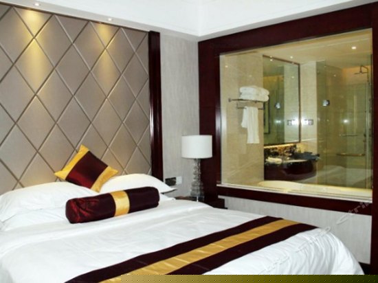 豪华电脑大床房