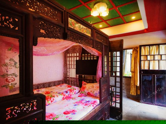彩云轩独栋庭院古典雕花大床房