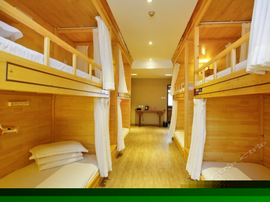 豪华六人床位间