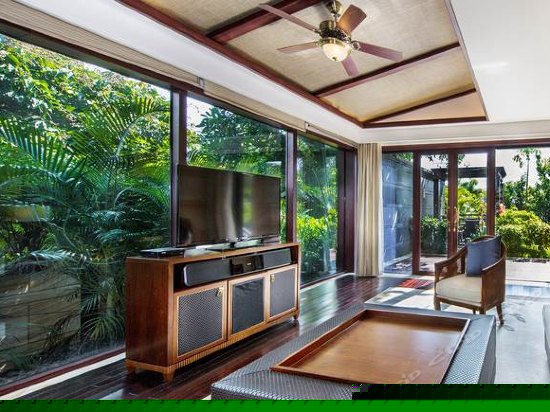 奢华园景泳池别墅双卧室