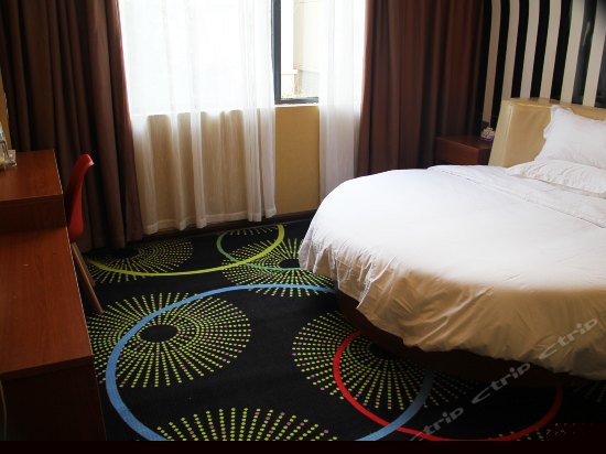 浪漫圆床浴缸房