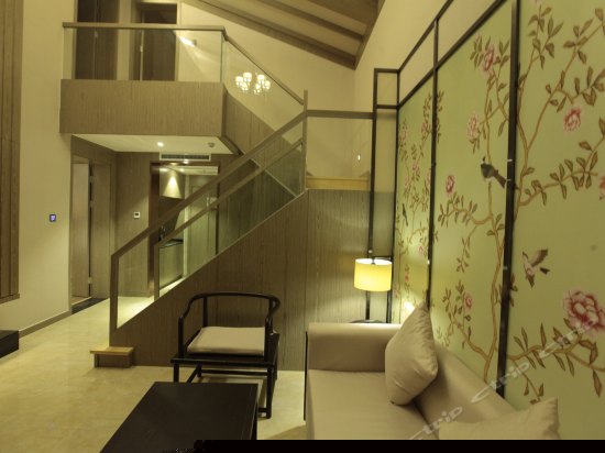 豪华山景阁楼套房