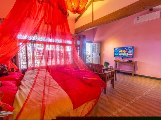 三楼蜜月圆床房