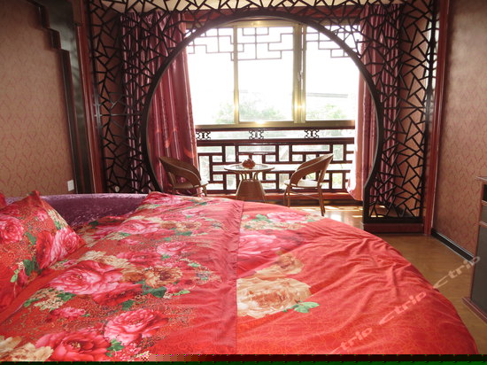 江景蜜月圆床房