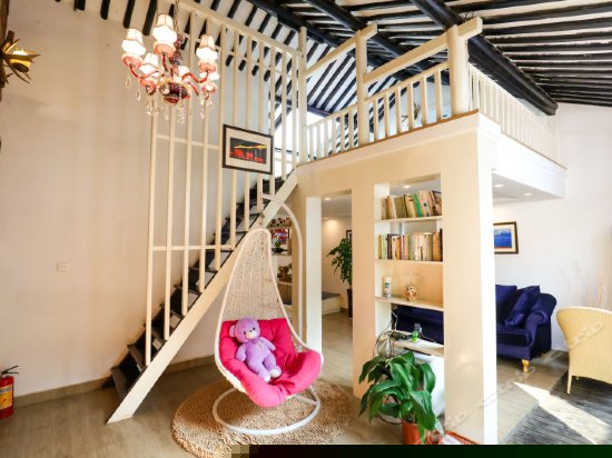 巷陌听雨家庭房