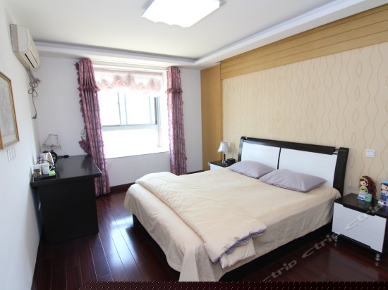 豪华实木大床房