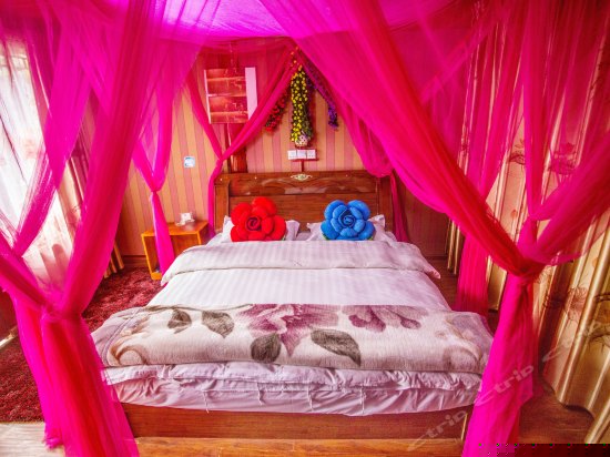 二楼纱幔大床房