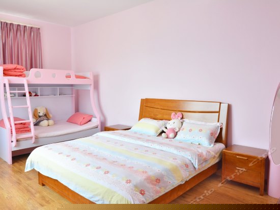 温馨山景家庭房