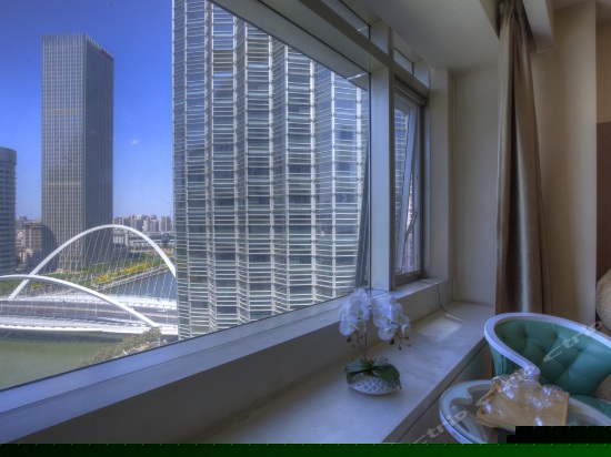 豪华海河景大床房