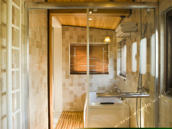 红墙阳光大套房