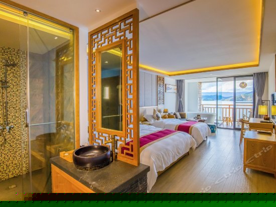 且叮咛270度湖景大床房