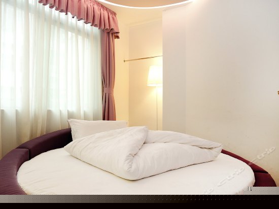 相约梧桐圆床房