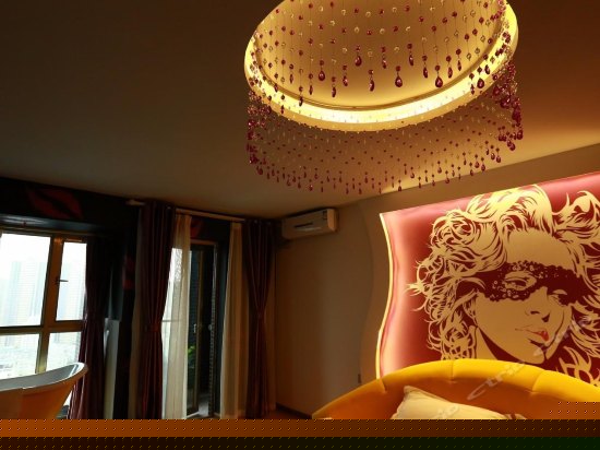 普罗旺斯圆床房