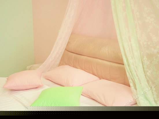 粉+绿撞色主题大床房