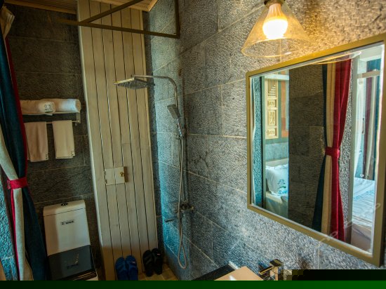 侧面落地窗海景大床房