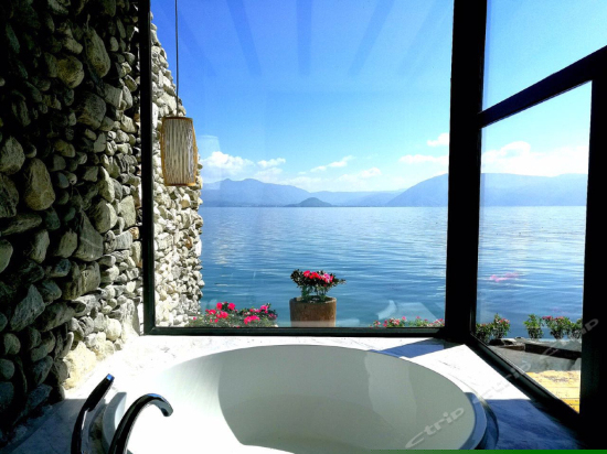 一线豪华露台海景亲水大床房