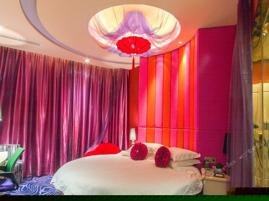 电脑特色圆床房