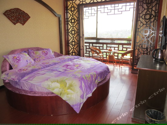 江景蜜月圆床房