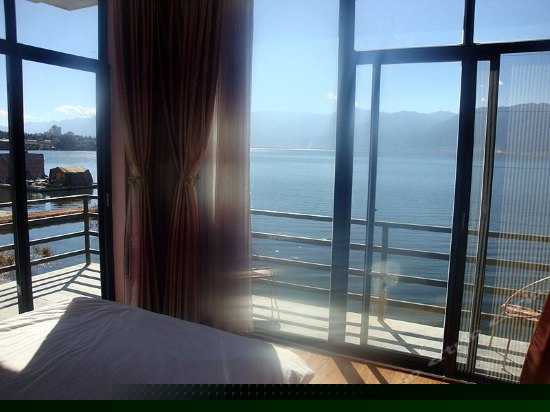 二楼两面临海带阳台海景大床间