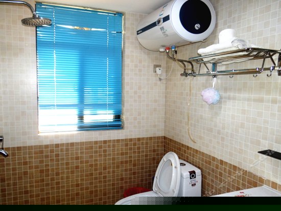 28 楼阳台海景豪华套房三卧室二卫