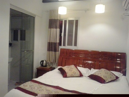 秋枫飞云（欧式大床房)