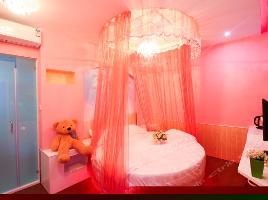 豪华吊篮圆床房