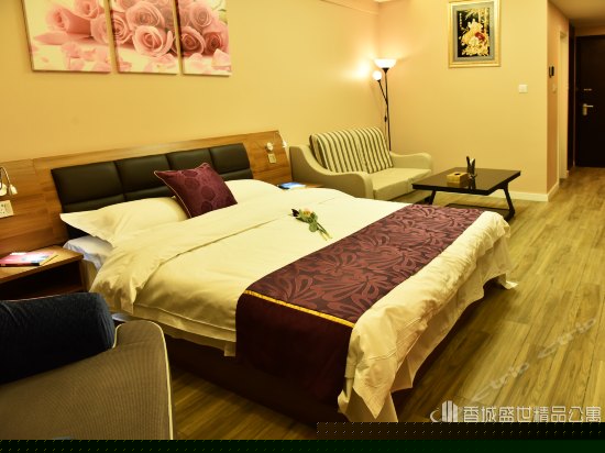 豪华夜景大床房