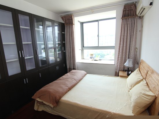 温馨实木大床房