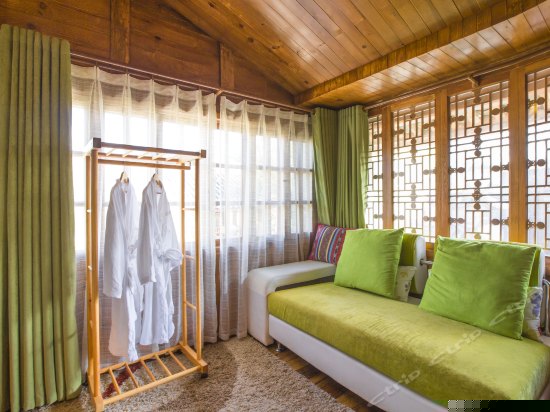 榻榻米大床房(知画）