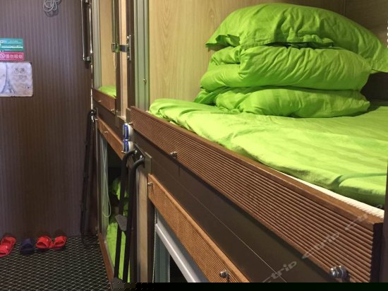 时尚太空舱男生八人房(无窗)