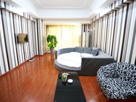 现代主题圆床房