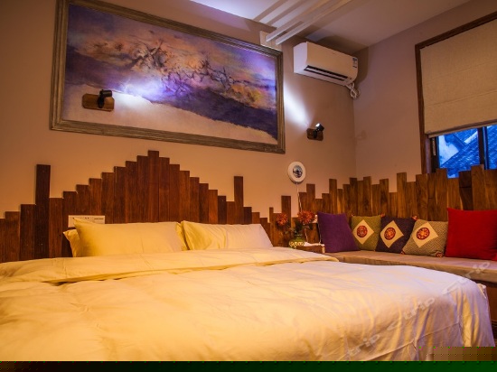 5号温馨特大床房