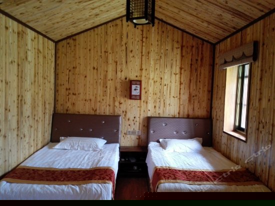 一楼溪边观景豪华木屋双床房