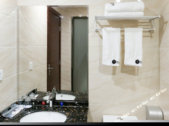 精品阳光大床房