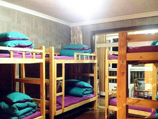 阳台阔景女生8人房(床位)