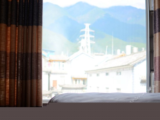 月里 山景大床房