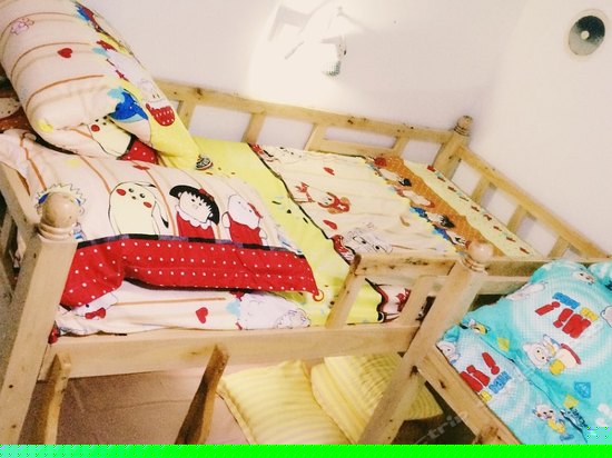 怀抱嘉陵江夜景女生六人床位间