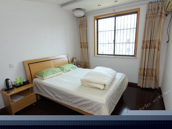 浪漫实木大床房