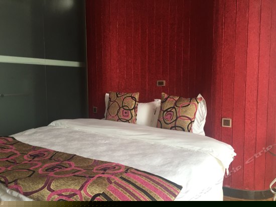 温馨情侣全海景圆床房