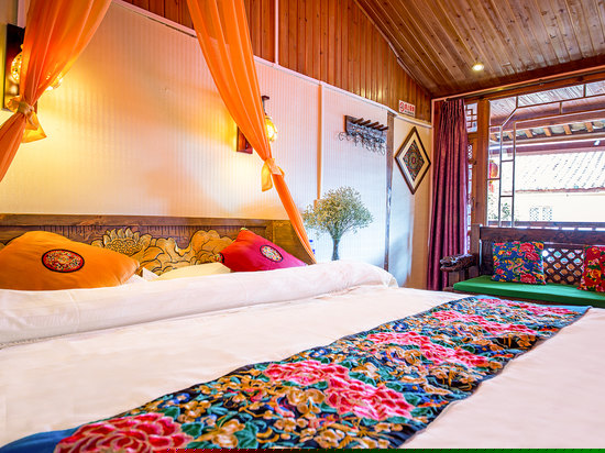 纳西庭院温馨大床房