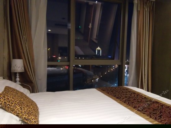 豪华城景大床房