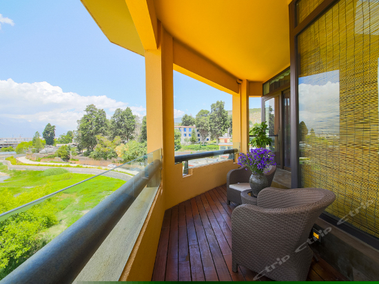 湖畔雪山全景房