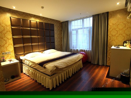 豪华商务大床房