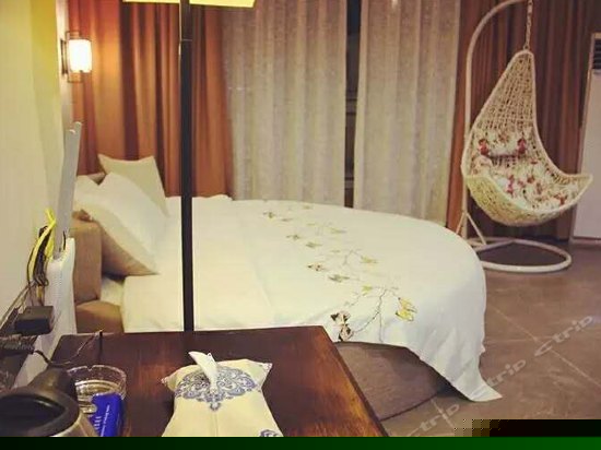 夏天特色蜜月圆床房