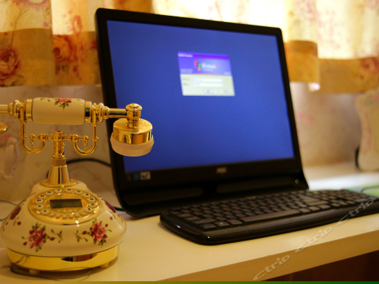 浪漫主题情侣圆床房