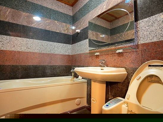 原木窗型六人房