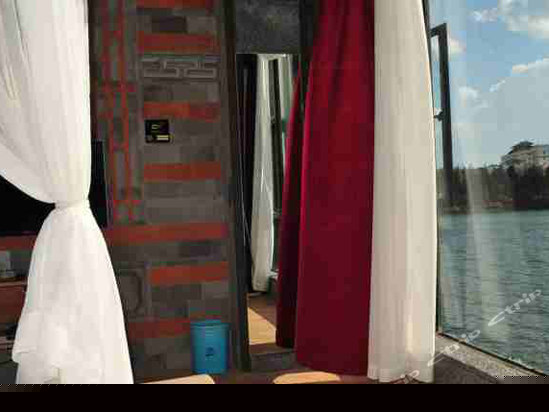 侧面落地窗海景大床房